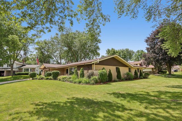 13295 W Old Oak COURT, New Berlin, WI 53151