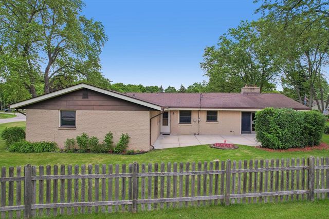 13295 W Old Oak COURT, New Berlin, WI 53151