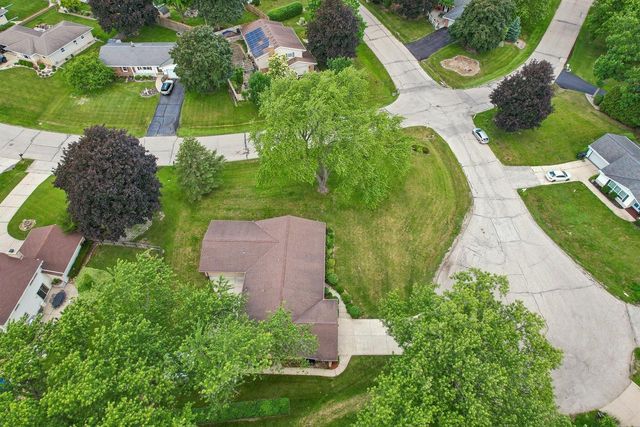 13295 W Old Oak COURT, New Berlin, WI 53151
