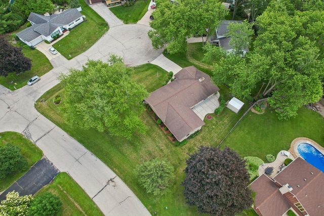 13295 W Old Oak COURT, New Berlin, WI 53151