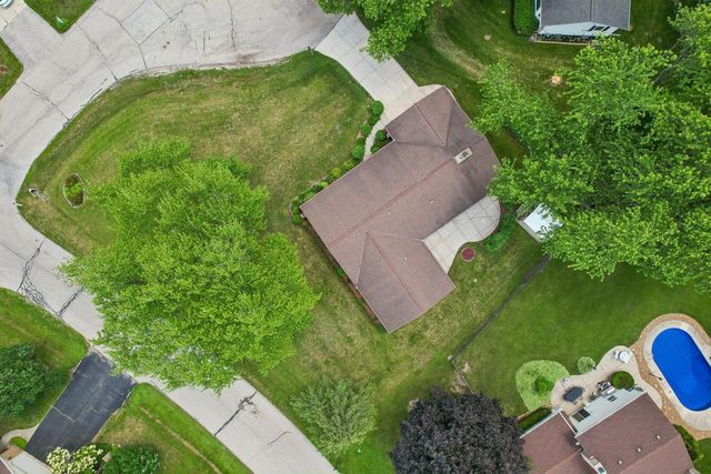 13295 W Old Oak COURT, New Berlin, WI 53151