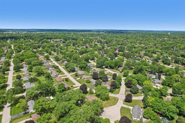 13295 W Old Oak COURT, New Berlin, WI 53151