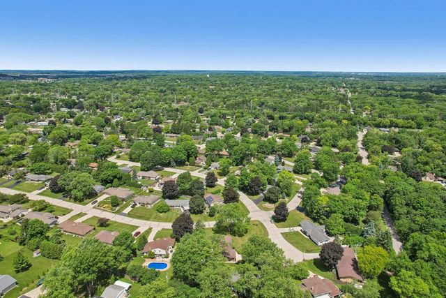 13295 W Old Oak COURT, New Berlin, WI 53151
