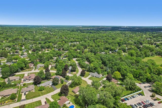 13295 W Old Oak COURT, New Berlin, WI 53151