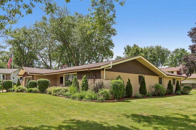 13295 W Old Oak COURT, New Berlin, WI 53151