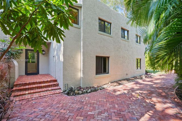 476 NE 119th St, Biscayne Park, FL 33161