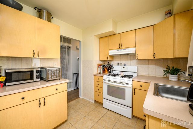 290 Grove Street, Woodbridge Proper, NJ 07095