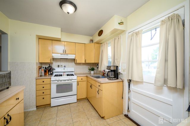 290 Grove Street, Woodbridge Proper, NJ 07095