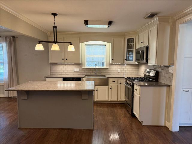 1514 Avenue F, Danbury, TX 77534