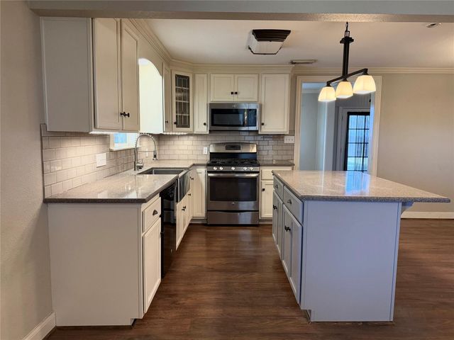 1514 Avenue F, Danbury, TX 77534