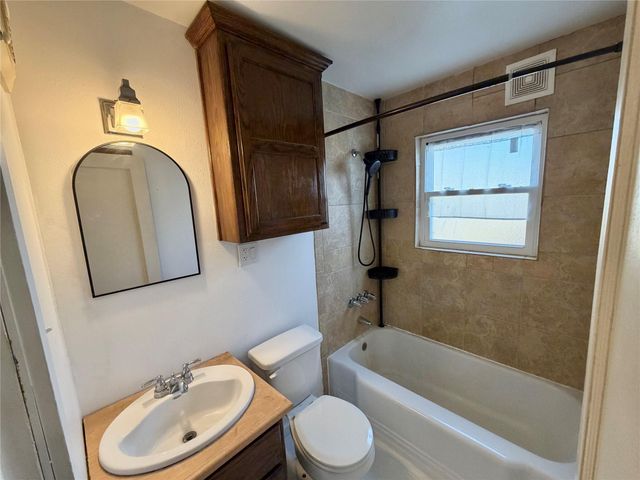 1514 Avenue F, Danbury, TX 77534