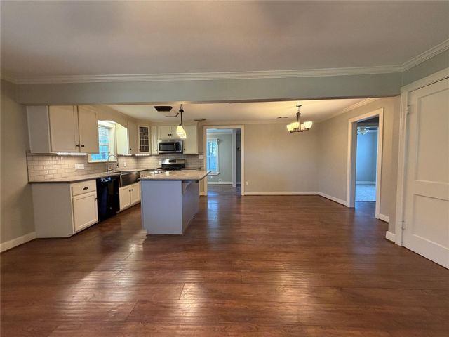 1514 Avenue F, Danbury, TX 77534