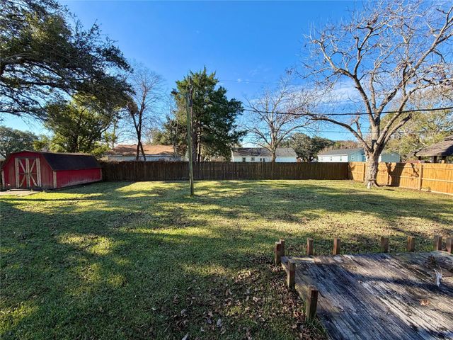 1514 Avenue F, Danbury, TX 77534