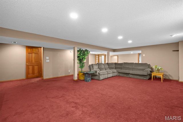 160 Coventry Way, Highland, IL 62249