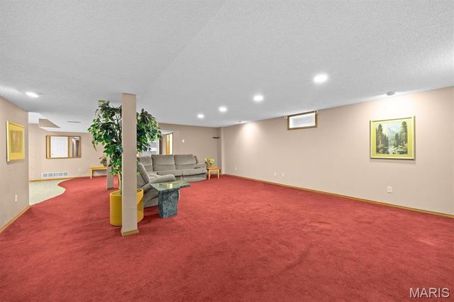 160 Coventry Way, Highland, IL 62249