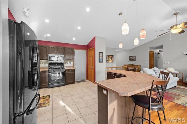 160 Coventry Way, Highland, IL 62249