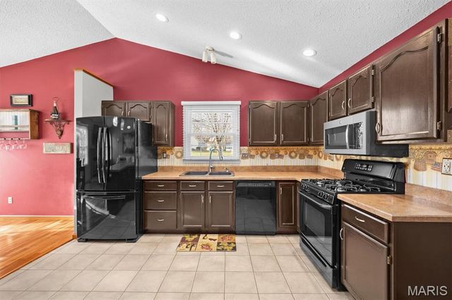 160 Coventry Way, Highland, IL 62249