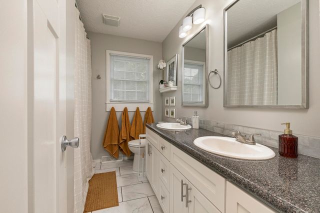 1121 S John Avenue, Springfield, MO 65804