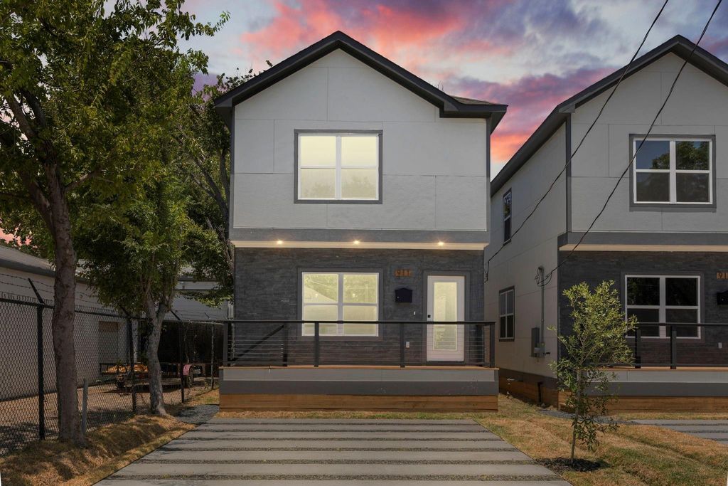 911 Panama Boulevard, Houston, TX 77009