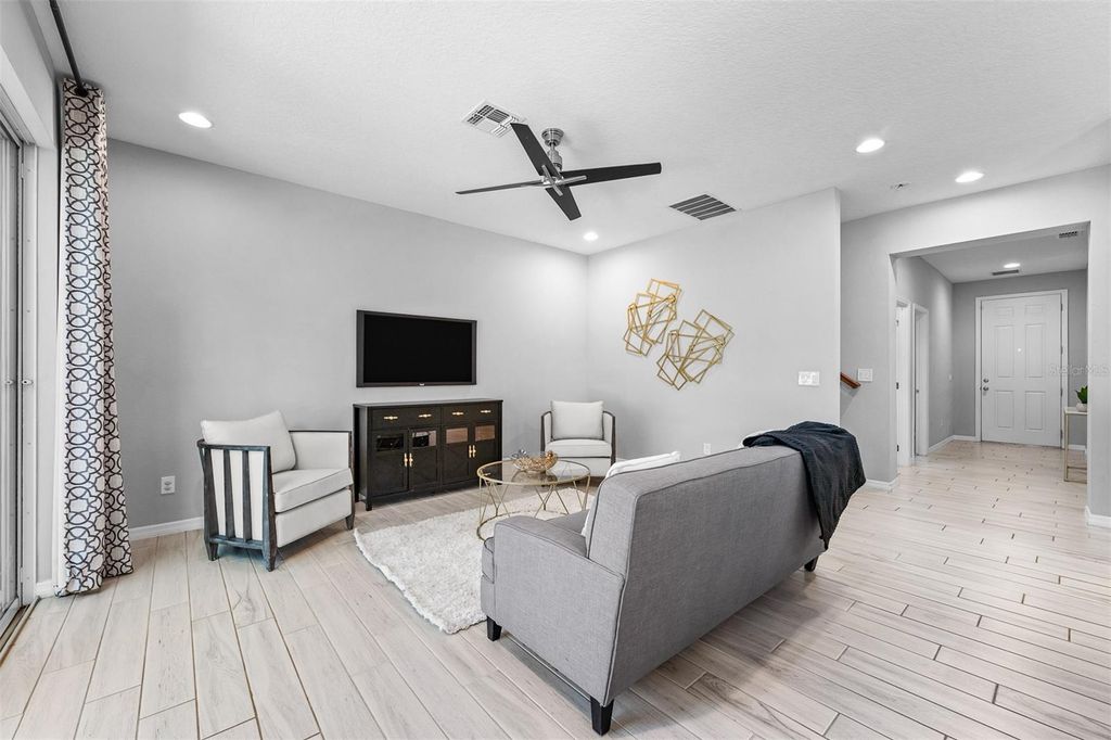 Image 5 of property listing at 4723 CONWAY ROAD, Orlando, FL 32812