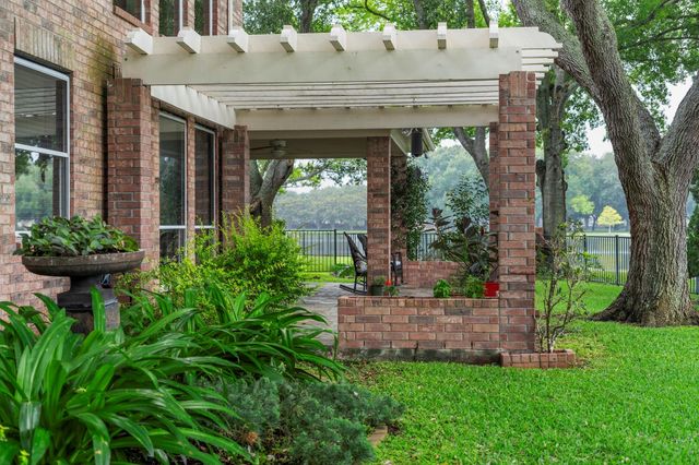 39 Rippling Creek Drive, Sugar Land, TX 77479