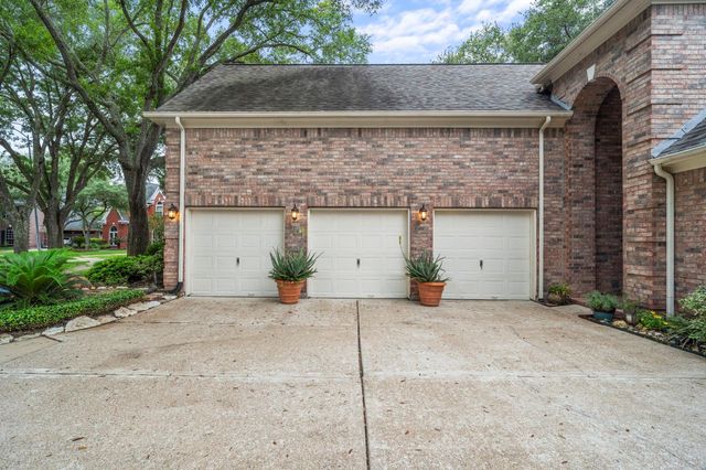 39 Rippling Creek Drive, Sugar Land, TX 77479