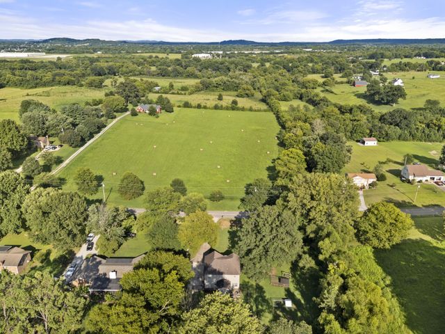 2272 Zion Rd, Columbia, TN 38401