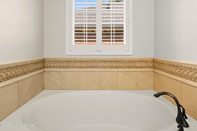 8406 Oxford Woods Ct, Louisville, KY 40222