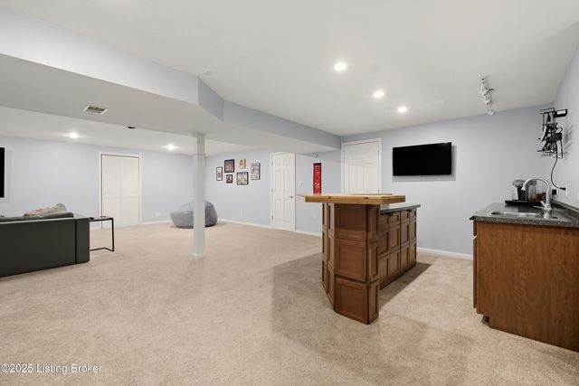 8406 Oxford Woods Ct, Louisville, KY 40222