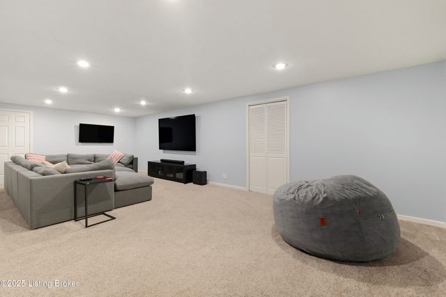 8406 Oxford Woods Ct, Louisville, KY 40222