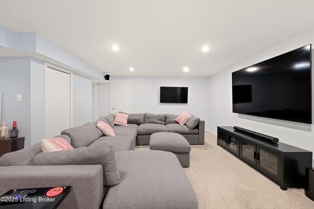 8406 Oxford Woods Ct, Louisville, KY 40222