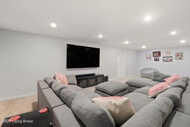 8406 Oxford Woods Ct, Louisville, KY 40222