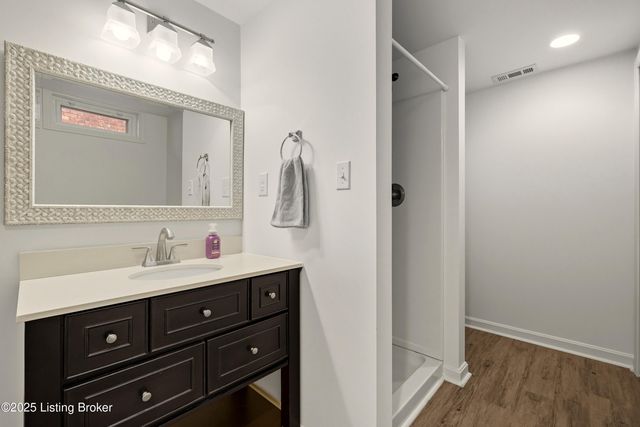 8406 Oxford Woods Ct, Louisville, KY 40222