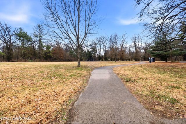 8406 Oxford Woods Ct, Louisville, KY 40222