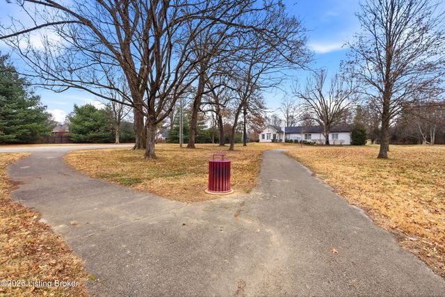 8406 Oxford Woods Ct, Louisville, KY 40222