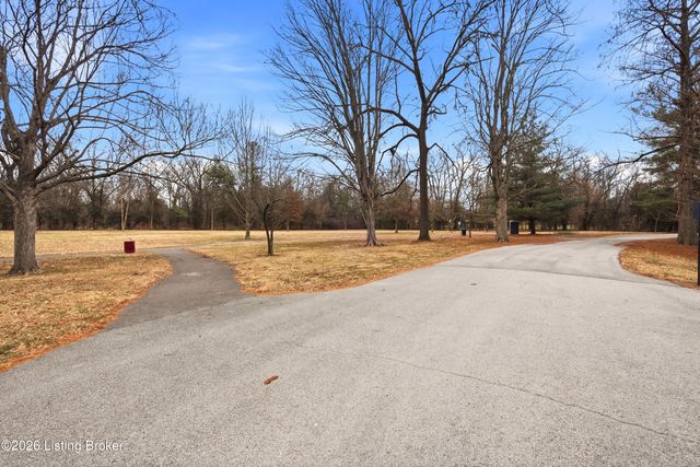 8406 Oxford Woods Ct, Louisville, KY 40222