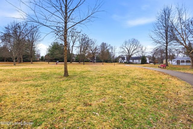 8406 Oxford Woods Ct, Louisville, KY 40222