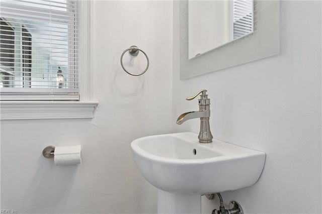 6 Anderson CIR, Newport News, VA 23606