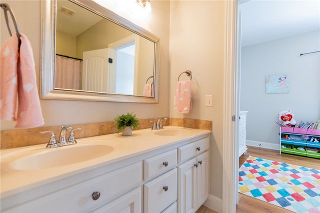 5605 S Chadwick Drive, Rogers, AR 72758