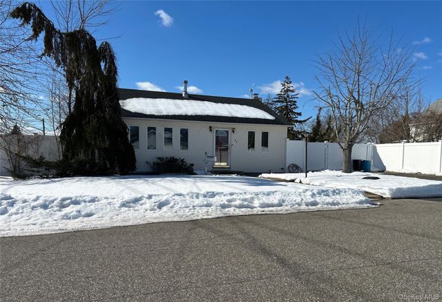 30 Jenkins Avenue, North Babylon, NY 11703