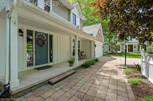 4709 Greenview Court, Commerce Charter Township, MI 48382