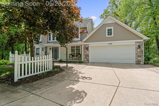 4709 Greenview Court, Commerce Charter Township, MI 48382