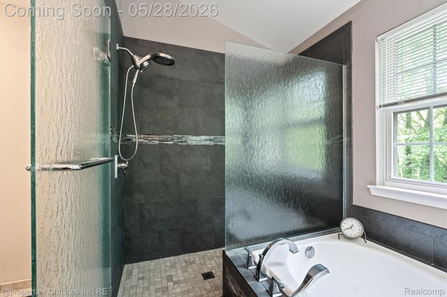 4709 Greenview Court, Commerce Charter Township, MI 48382
