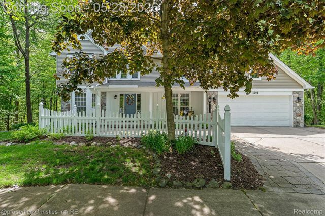 4709 Greenview Court, Commerce Charter Township, MI 48382