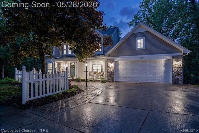 4709 Greenview Court, Commerce Charter Township, MI 48382