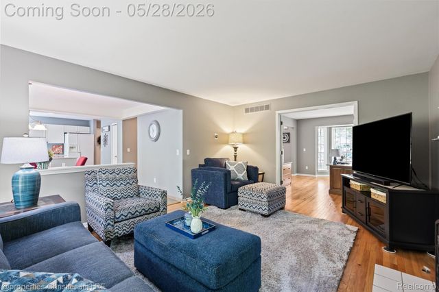 4709 Greenview Court, Commerce Charter Township, MI 48382
