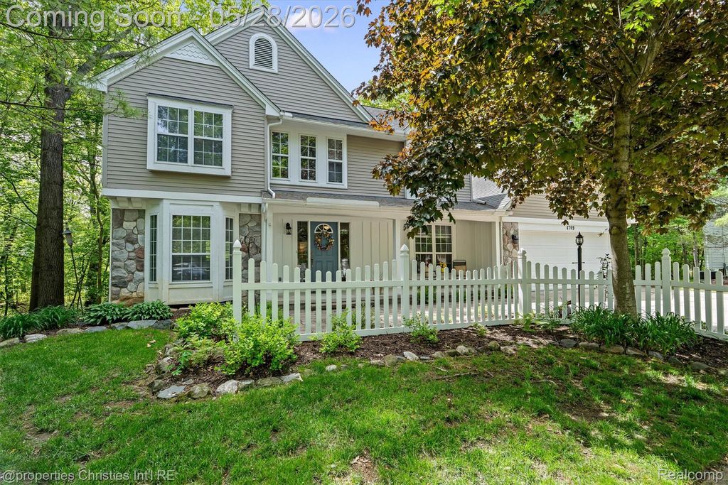 4709 Greenview Court, Commerce Charter Township, MI 48382