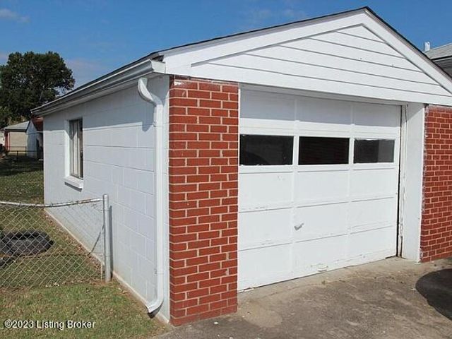 3100 Altus Dr, Louisville, KY 40216