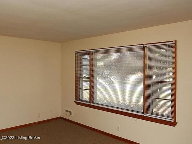 3100 Altus Dr, Louisville, KY 40216