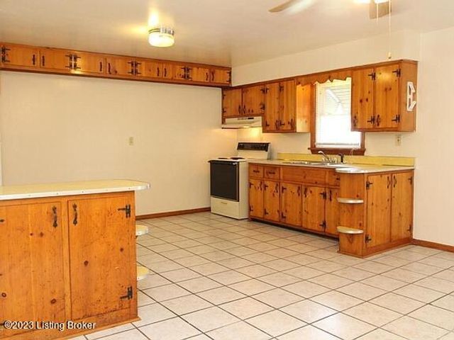 3100 Altus Dr, Louisville, KY 40216